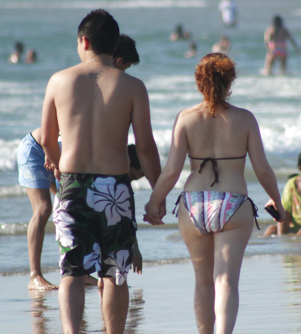 Pareja en la playa (vacaciones voyeur)
 #35513664