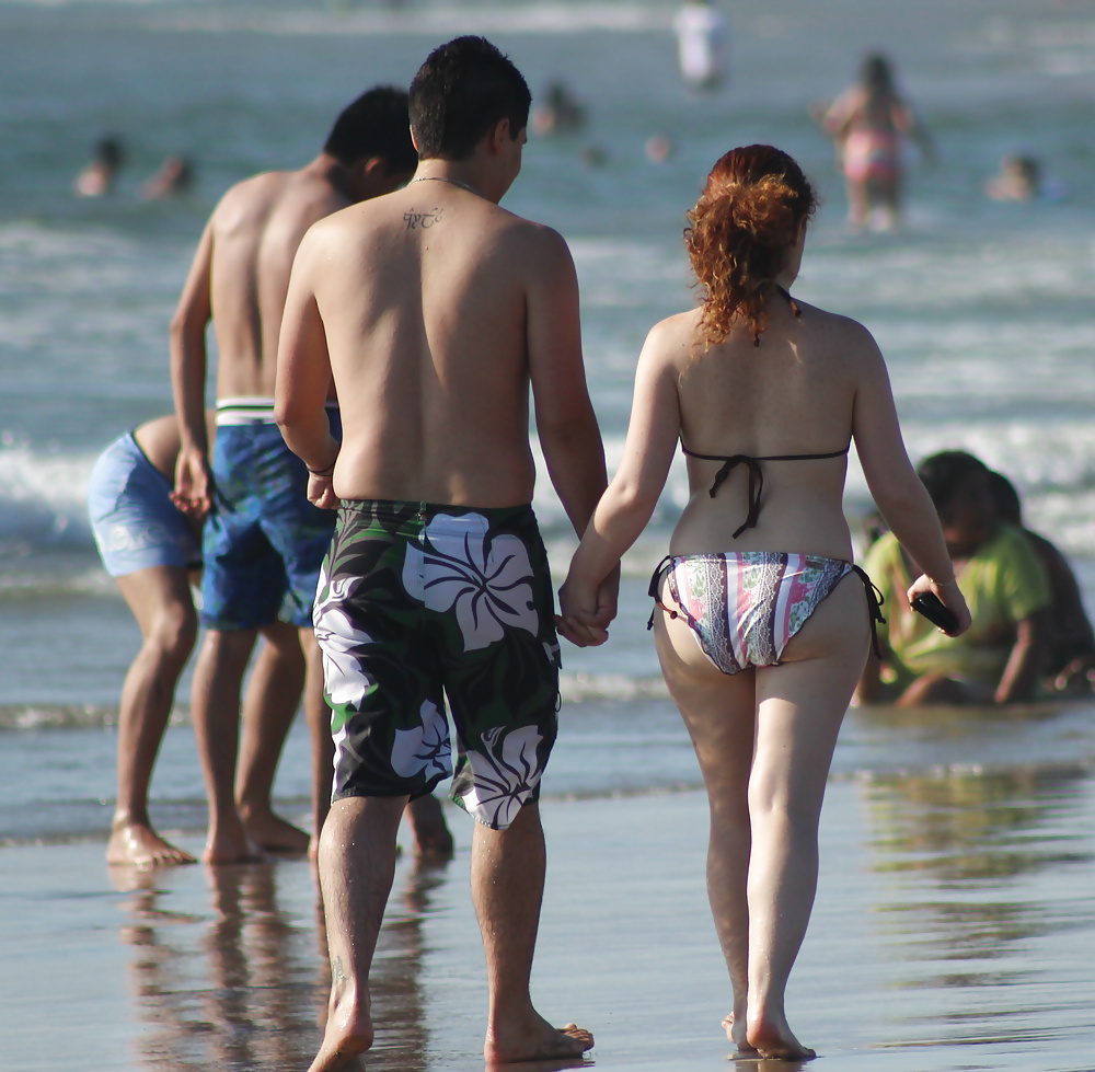 Pareja en la playa (vacaciones voyeur)
 #35513679