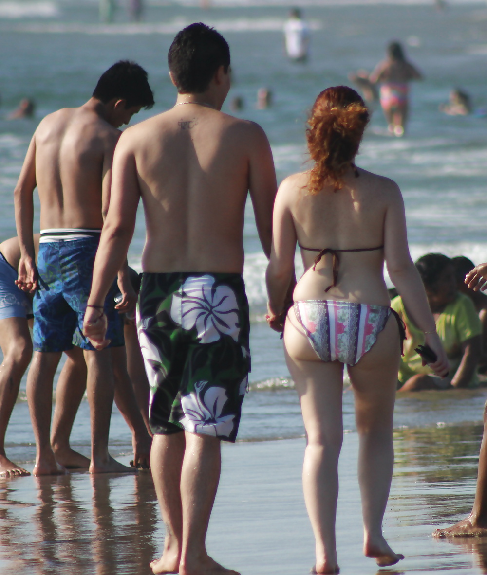 Pareja en la playa (vacaciones voyeur)
 #35513682