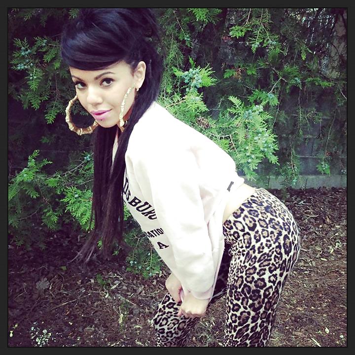 Insulter et commenter de niia hall la mini nabila  #23852147