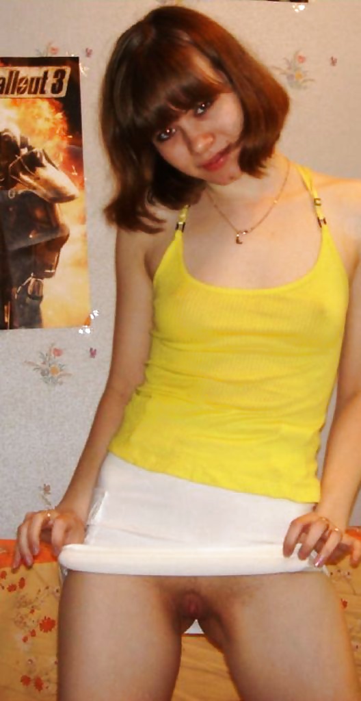 Foto private - giovane ragazza bruna calda con i capelli corti
 #34526624