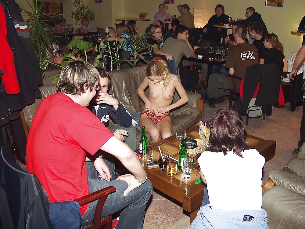 Desnudo en el bar
 #29767013