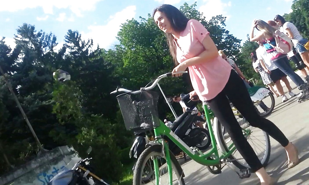 Spion Mädchen Auf Fahrrädern Rumänisch #27904499
