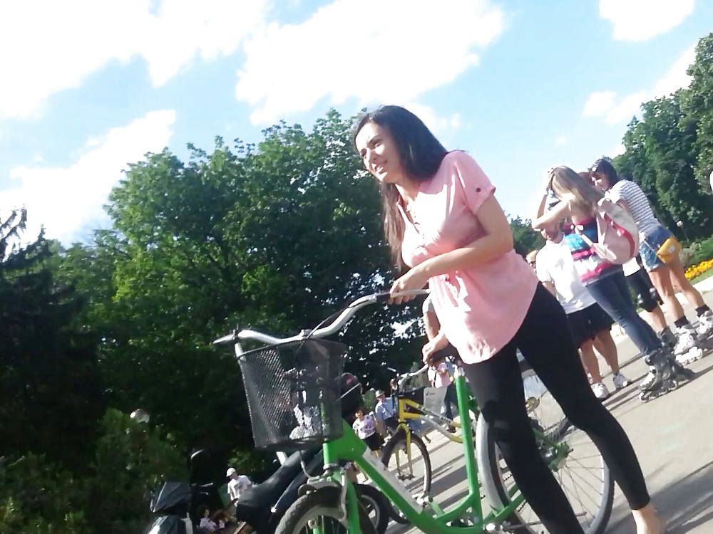 Spion Mädchen Auf Fahrrädern Rumänisch #27904506