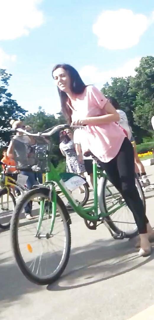 Spy ragazze in bicicletta rumeno
 #27904520