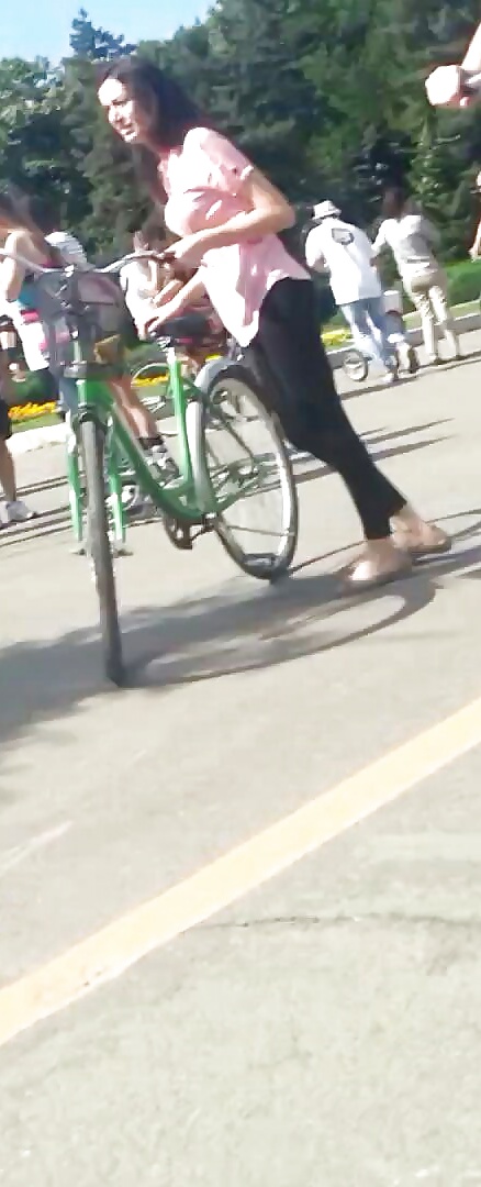Spion Mädchen Auf Fahrrädern Rumänisch #27904525