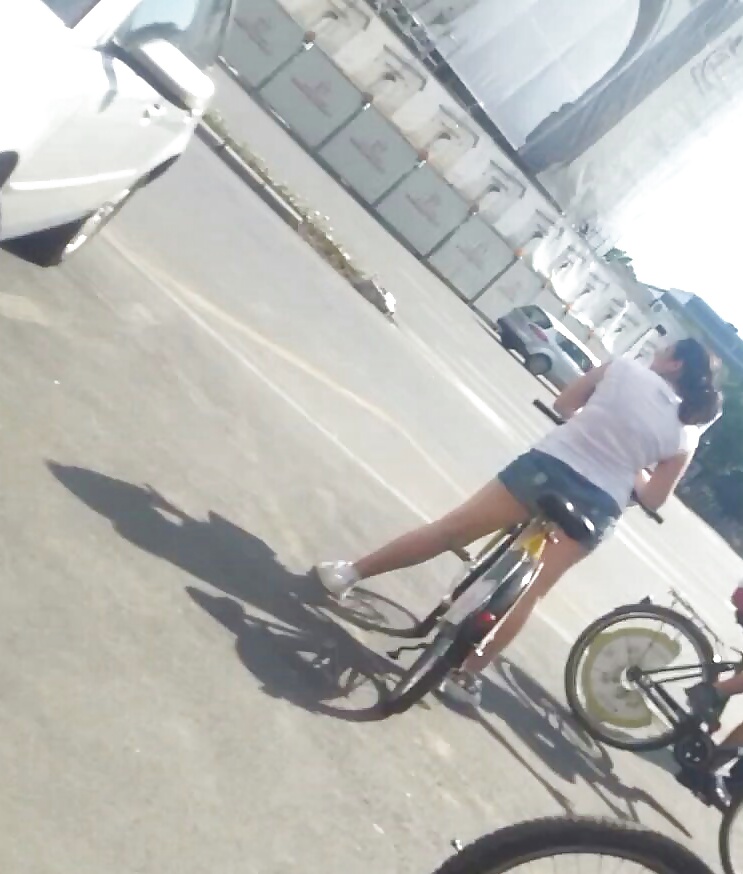 Spion Mädchen Auf Fahrrädern Rumänisch #27904538