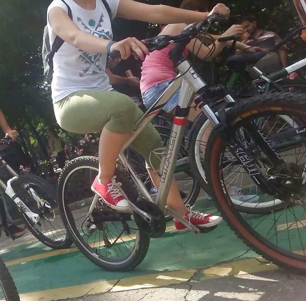 Spion Mädchen Auf Fahrrädern Rumänisch #27904590