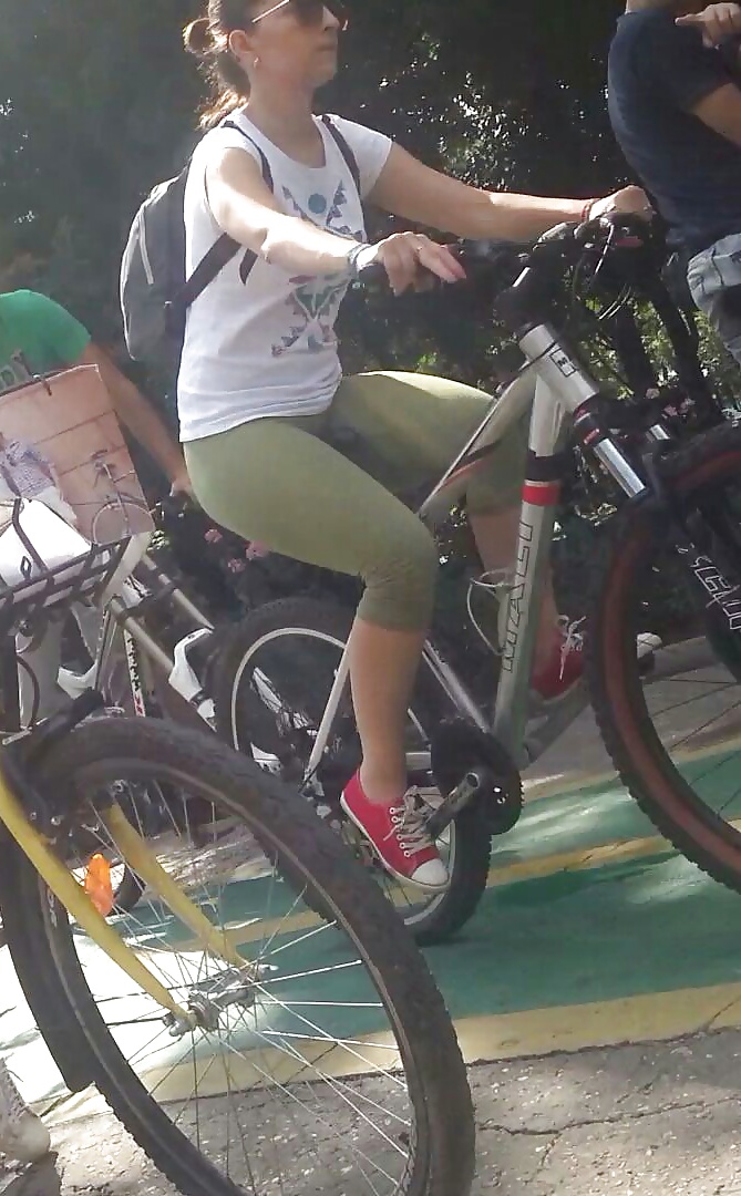 Filles D'espionnage Sur Les Bicyclettes Romanian #27904602