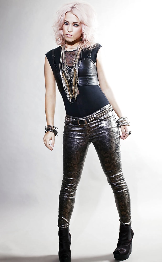 Amelia lily (素晴らしい脚を持つ歌手)
 #25485985