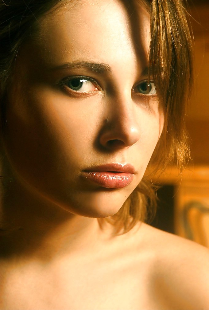 あちこちでポーズをとるHot Olya
 #23818549