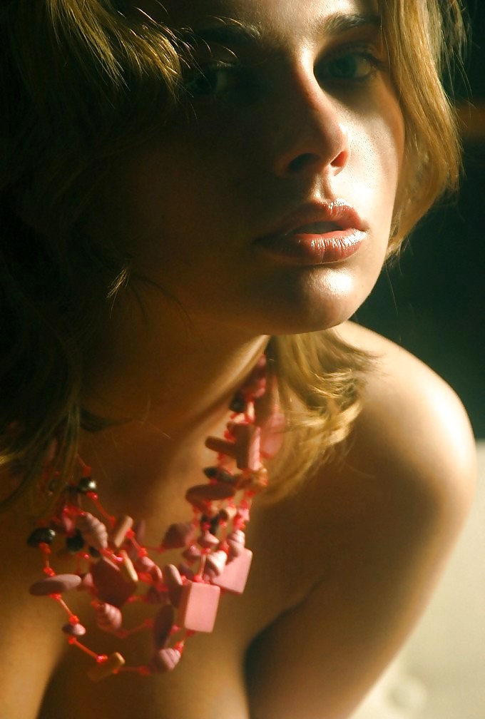 あちこちでポーズをとるHot Olya
 #23818763