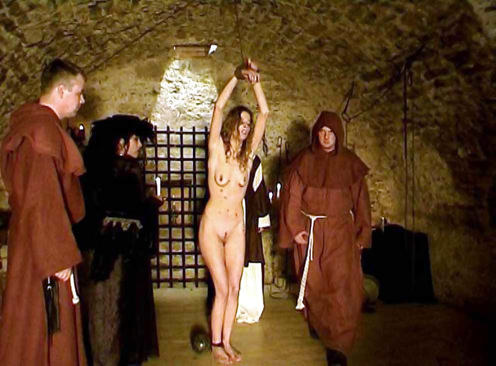 La tortura medieval de las mujeres
 #27911509