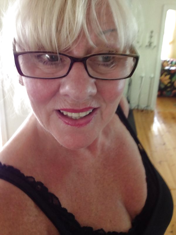 Mujeres locales
 #31054630