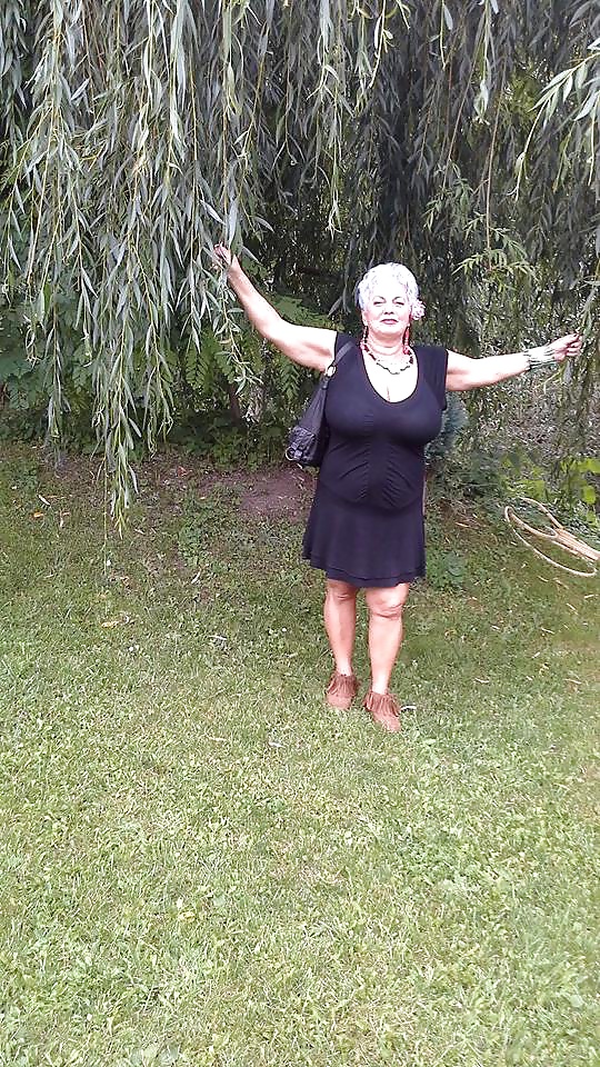 Mujeres locales
 #31054658