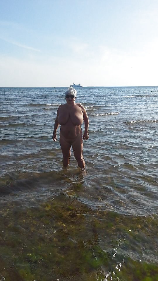 Mujeres locales
 #31054660