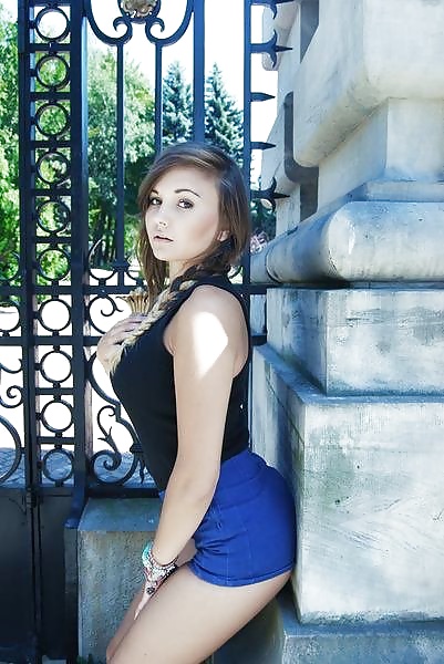 18歳の女子高生
 #29509893