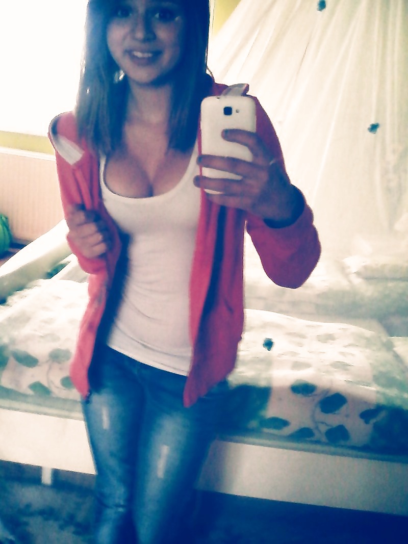 18歳の女子高生
 #29510068