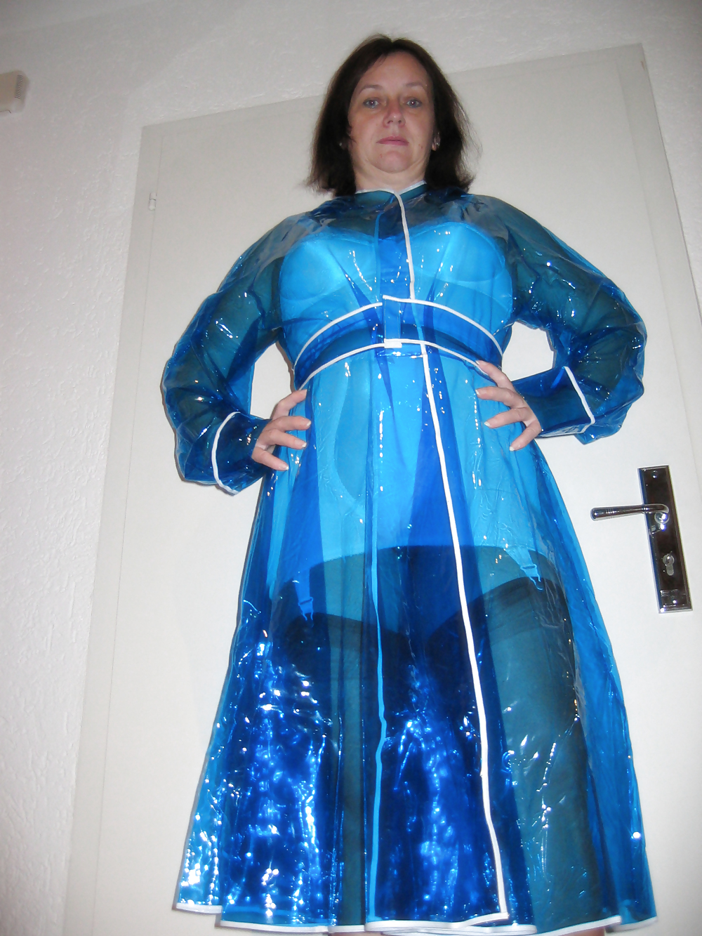 Frau In Gürtel Und PVC-Regenmantel #36594638