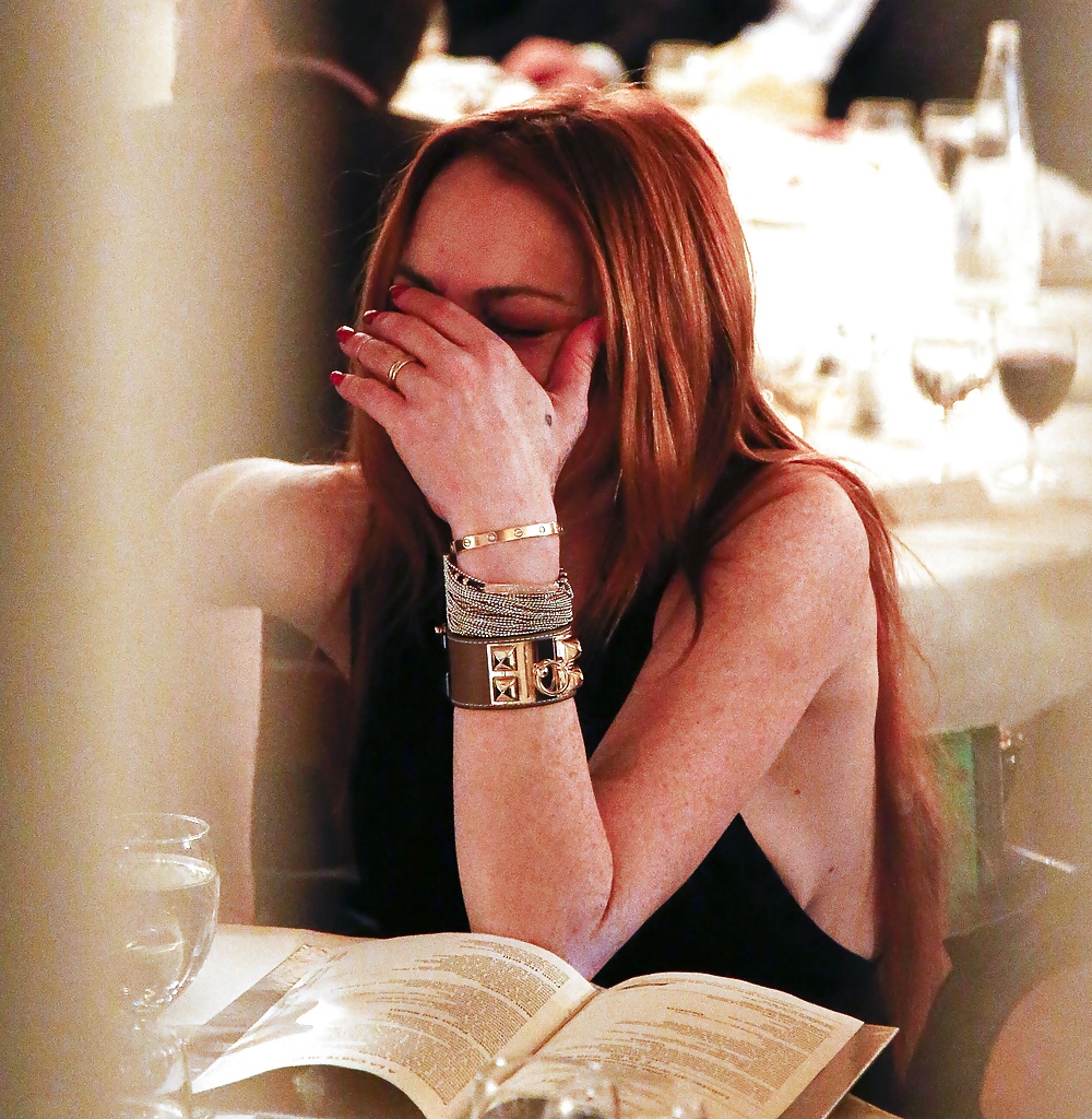 Lindsay Lohan ... Sideboob Im Restaurant #27140975
