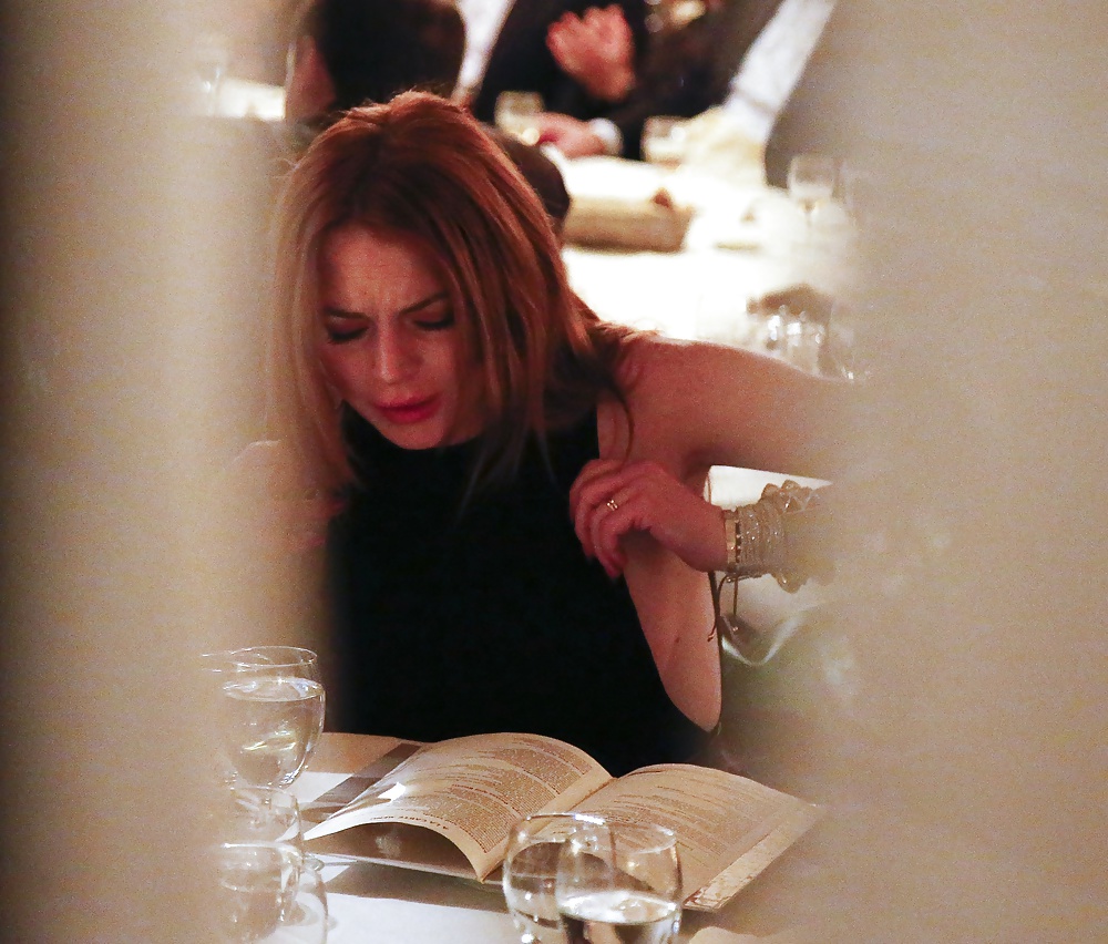 Lindsay Lohan ... Sideboob Au Restaurant #27140989