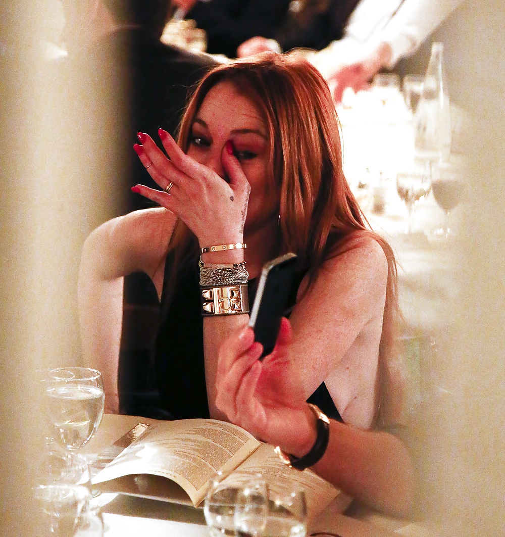 Lindsay Lohan ... Sideboob Im Restaurant #27141005