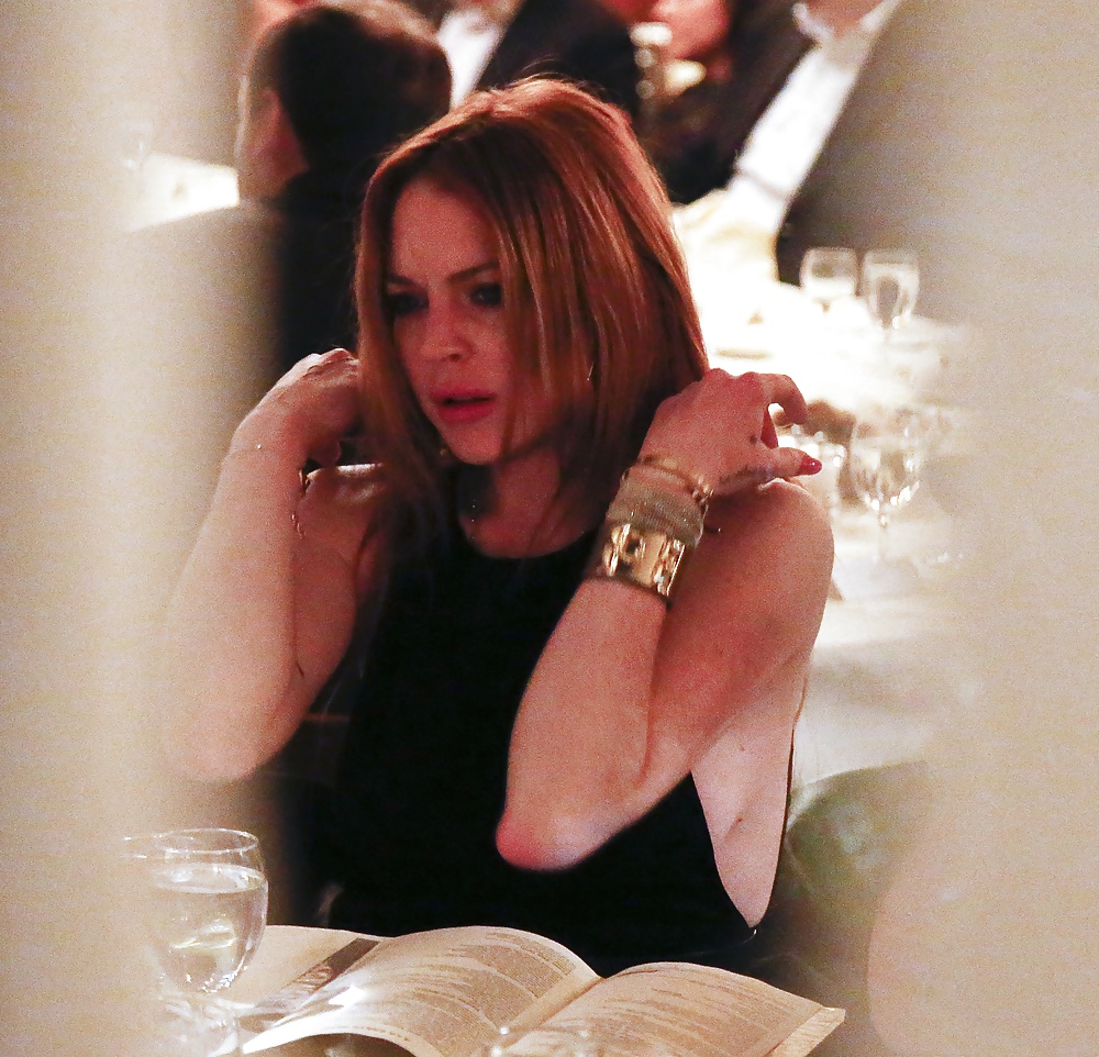 Lindsay Lohan ... Sideboob Au Restaurant #27141020