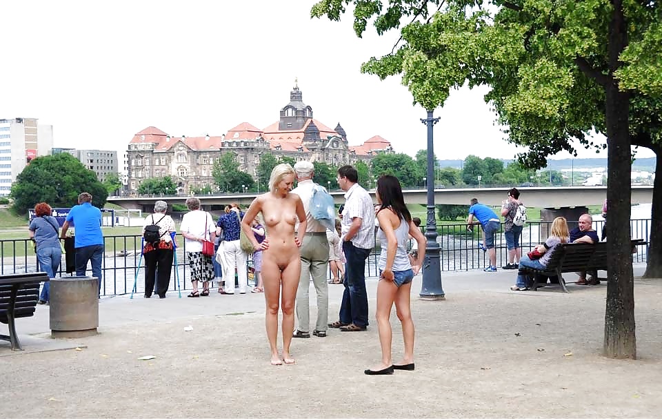 服を着た女性 裸の女性
 #26874083
