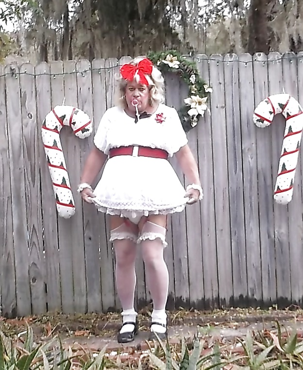 Sissy Stiefmütterchen In Mehreren Seiner Erwachsenen Babykleider #35743533