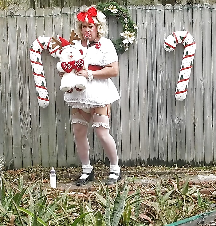 Sissy Stiefmütterchen In Mehreren Seiner Erwachsenen Babykleider #35743536