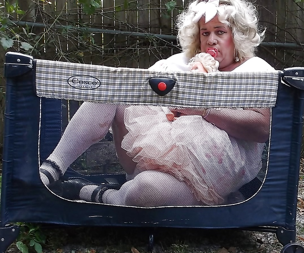 Sissy Stiefmütterchen In Mehreren Seiner Erwachsenen Babykleider #35743546