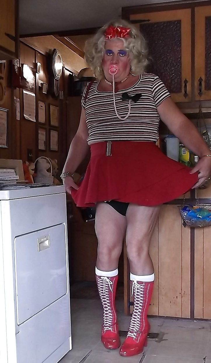 Sissy Stiefmütterchen In Mehreren Seiner Erwachsenen Babykleider #35743550