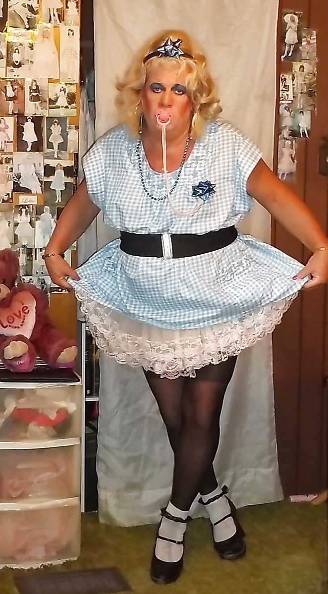 Sissy Stiefmütterchen In Mehreren Seiner Erwachsenen Babykleider #35743554