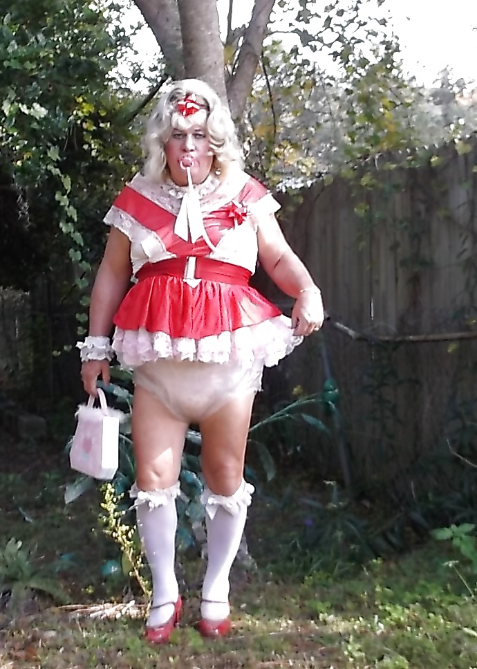 Sissy Stiefmütterchen In Mehreren Seiner Erwachsenen Babykleider #35743558