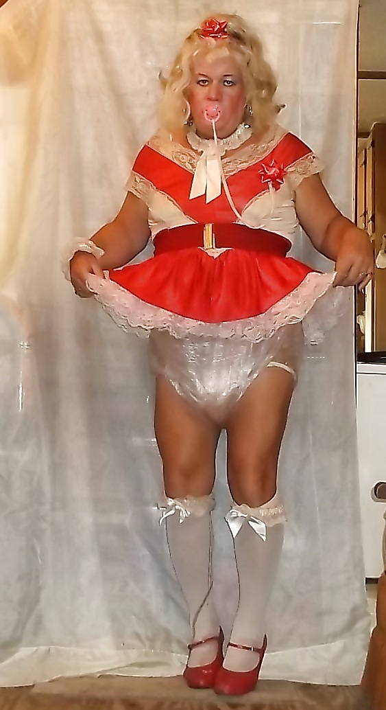 Sissy Stiefmütterchen In Mehreren Seiner Erwachsenen Babykleider #35743569
