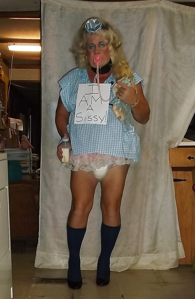 Sissy Stiefmütterchen In Mehreren Seiner Erwachsenen Babykleider #35743573