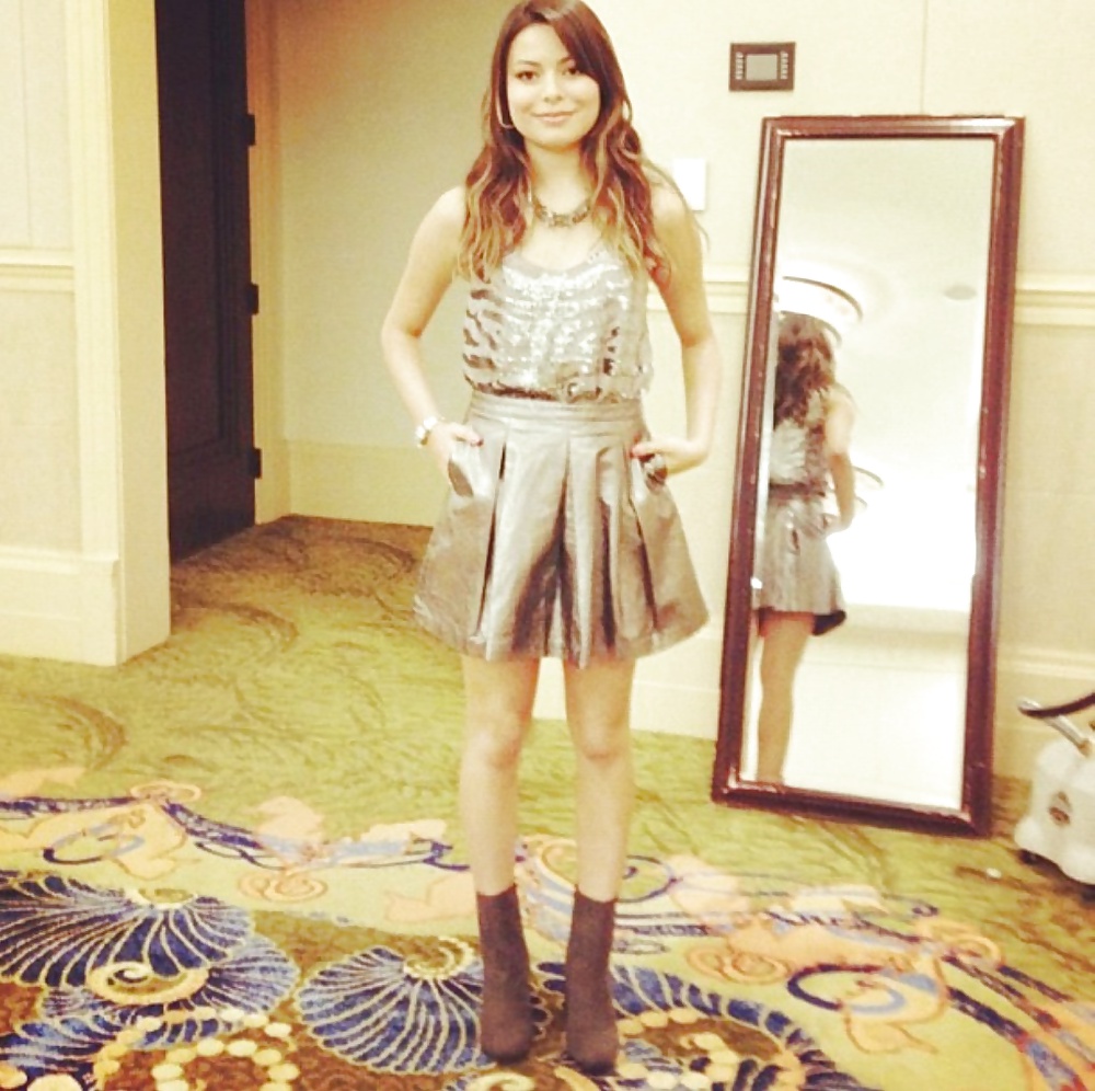 Miranda Cosgrove #27666585