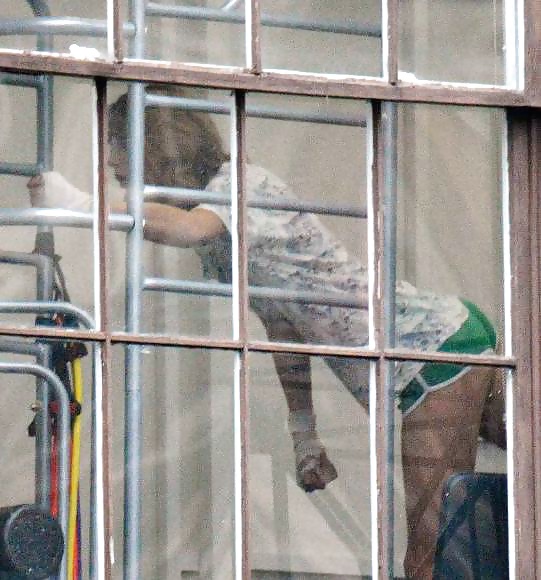 Taylor Swift che fa stretching in palestra
 #26535203