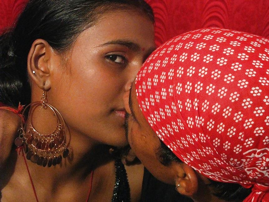 Dentro de una casa de prostitución india - parte 2
 #24467460