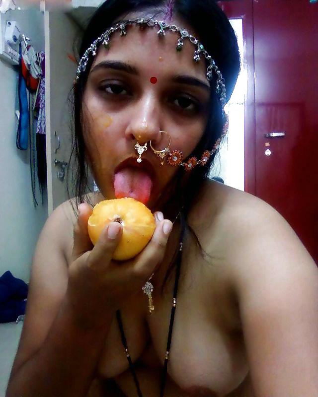 Mangiare frutta, mostrando le mie tette fica e buco del culo
 #37376125