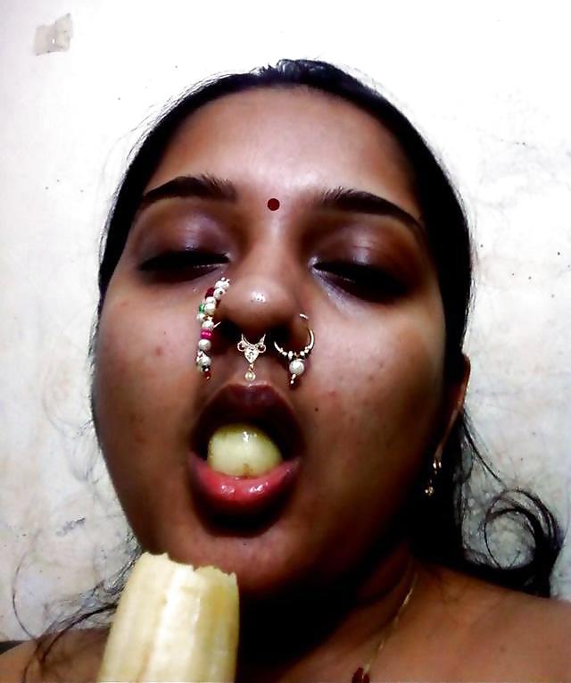 Mangiare frutta, mostrando le mie tette fica e buco del culo
 #37376143