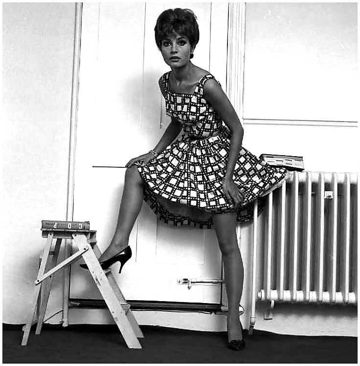 Signore inglesi mostrano le gambe 1960s
 #32107351