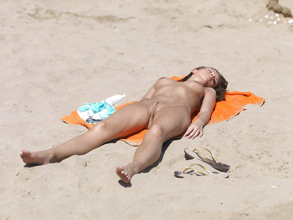 Ragazza naturista in spiaggia -
 #27158333
