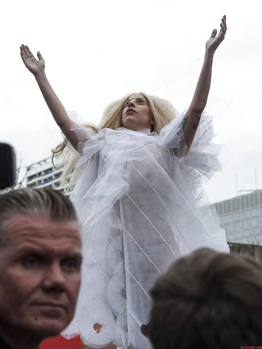 Lady gaga seethough y strip en berlin (camaster)
 #36387523