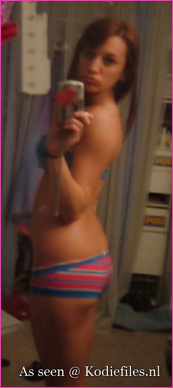 Joven caliente se desnuda en el espejo
 #30775632