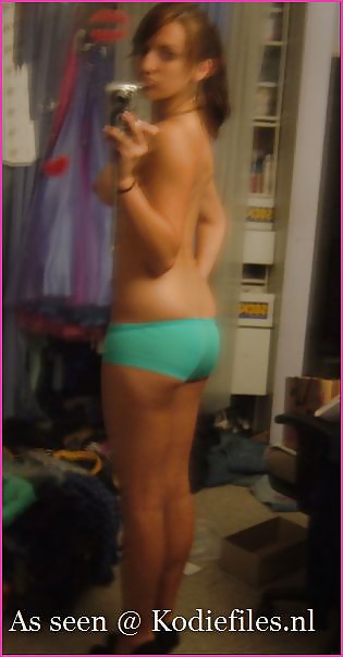 Joven caliente se desnuda en el espejo
 #30775667