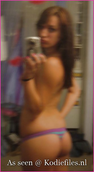 Joven caliente se desnuda en el espejo
 #30775813