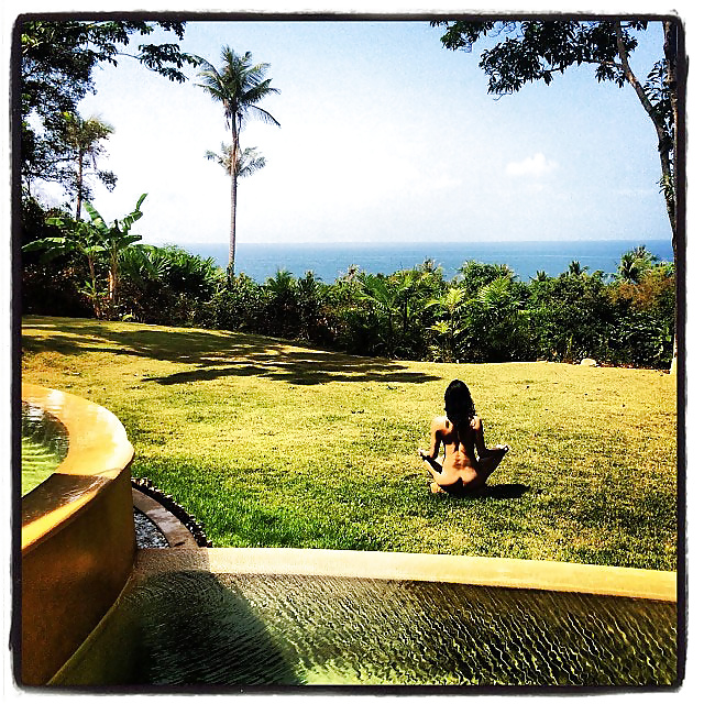 Michelle Rodriguez Teilt Nackt Meditation #35231232