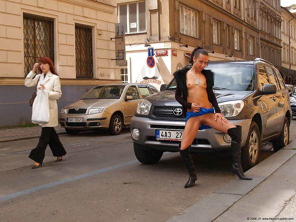 Chica británica desnuda en público (camaster)
 #32143118