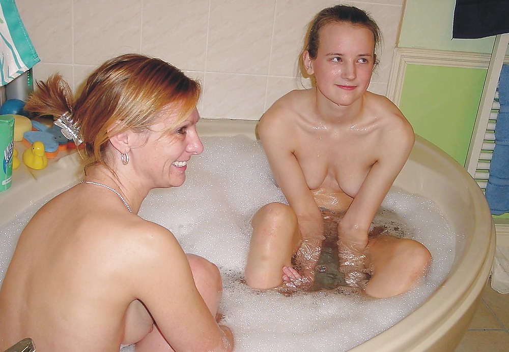 Mutter Und Ihre Tochter Nicht Völlig Nackt #35717355